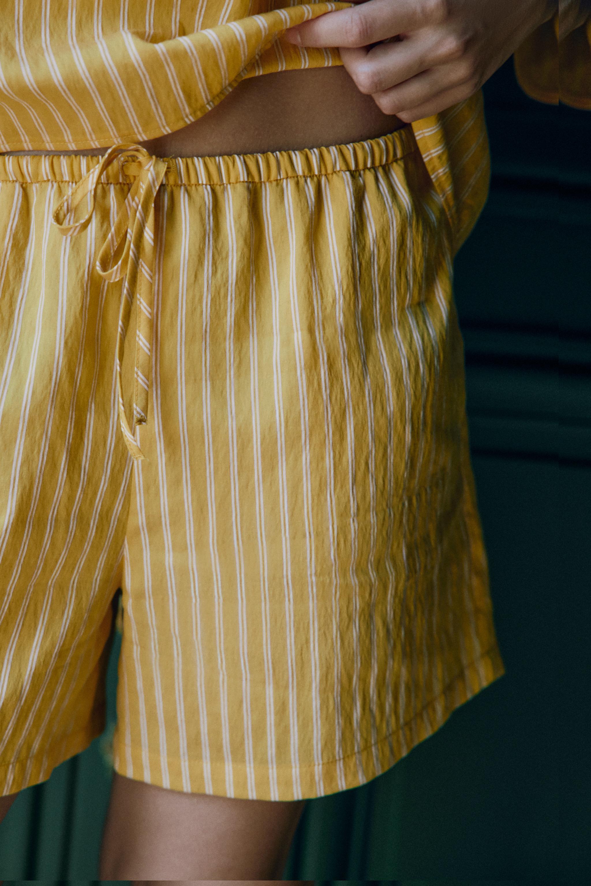 STRIPED PRINT SHORTS